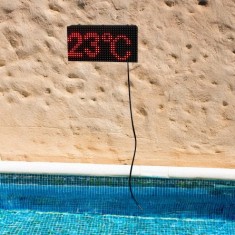 LED Ekranlı Kablolu Havuz Termometresi – Saat Göstergeli, Uzatılabilir Kablo, 16x32 cm